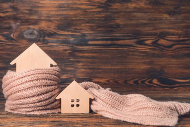 Masada ev ve sıcak eşarp figürleri var. Isınma mevsimi kavramı