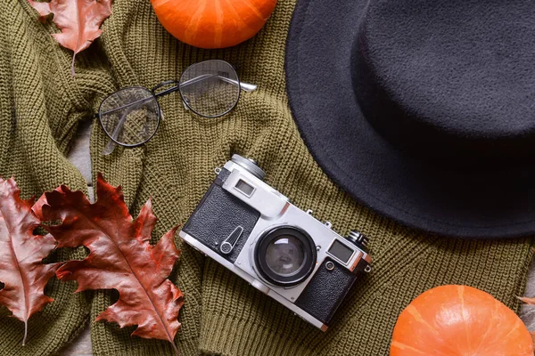Elbiseler ve fotoğraf makinesiyle güzel bir sonbahar kompozisyonu