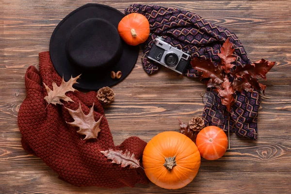 Hermosa Composición Otoñal Con Ropa Sobre Fondo Madera — Foto de Stock