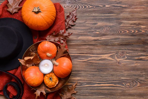 Ahşap arka planda giysileri olan güzel sonbahar kompozisyonu