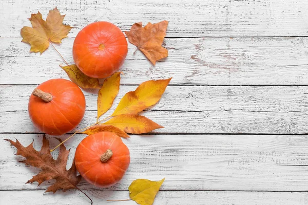 Beyaz ahşap arka planda güzel sonbahar kompozisyonu