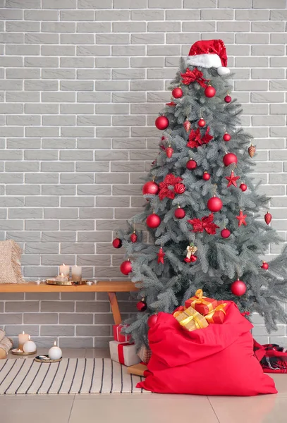 Interior Habitación Moderna Con Árbol Navidad Bolsa Santa — Foto de Stock