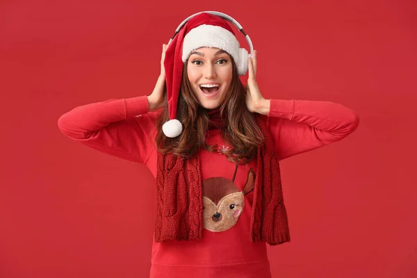 Güzel Genç Bir Kadın Arka Planda Noel Müziği Dinliyor — Stok fotoğraf