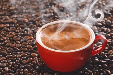 Bir fincan sıcak kahve ve kızarmış fasulye.