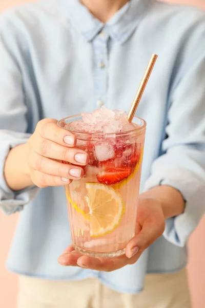 Donna Che Tiene Bicchiere Limonata Fresca Fragole Sfondo Colore Primo — Foto Stock