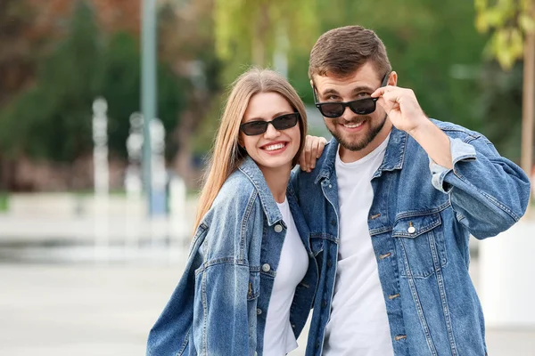 Jeune Couple Avec Des Lunettes Soleil Élégantes Extérieur — Photo