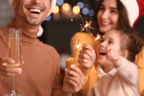 Heureuse Famille Célébrant Noël Maison — Photo