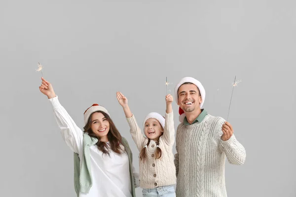 Joyeux Famille Avec Des Étincelles Noël Sur Fond Gris — Photo