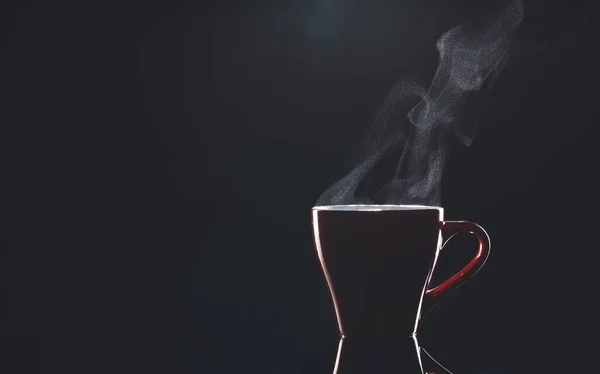 Tasse Heißen Kaffee Auf Dunklem Hintergrund — Stockfoto