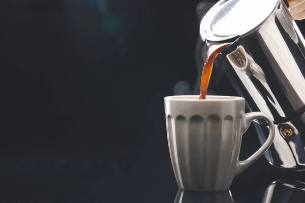 Einschenken Von Heißem Kaffee Tasse Auf Dunklem Hintergrund — Stockfoto