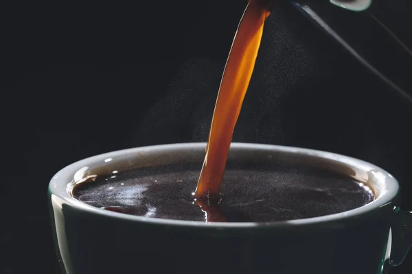 Einschenken Von Heißem Kaffee Tasse Auf Dunklem Hintergrund Nahaufnahme — Stockfoto