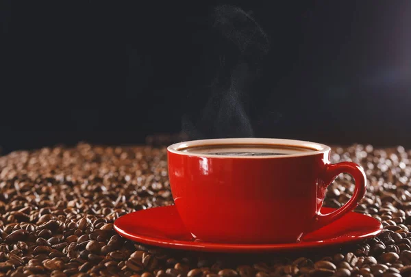 Kopje Hete Koffie Bonen Donkere Achtergrond — Stockfoto