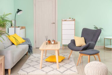 Şık bir koltuk ve koltuklu bir kanepe ve bir masa.