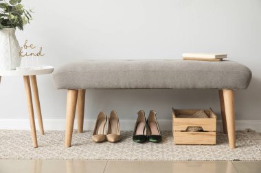 Modern salonun şık iç tasarımı, bank ve kadın ayakkabıları.