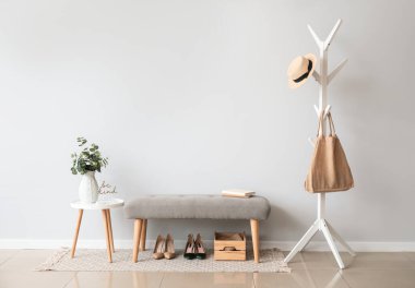 Banklı modern salonun şık iç tasarımı