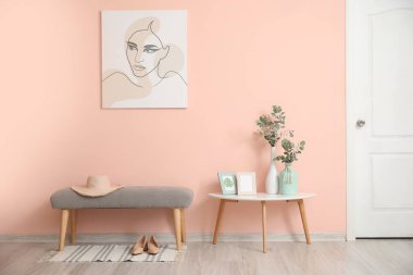 Masası ve tezgahı olan modern salonun şık iç mimarisi.