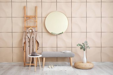 Benekli ve aynalı modern salonun şık iç mekanı.