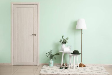 Masaları ve lambaları olan modern bir salon.