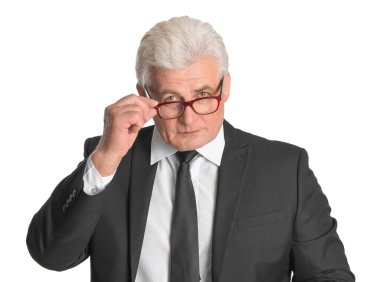 Beyaz arka planda şık kıdemli adam