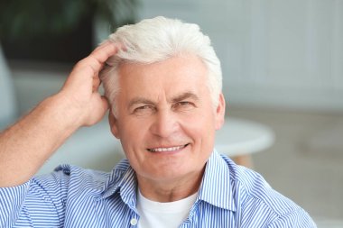 Evde dinlenen yaşlı adamın portresi.