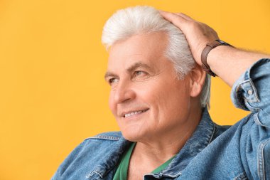 Renkli arkaplanda şık kıdemli adam