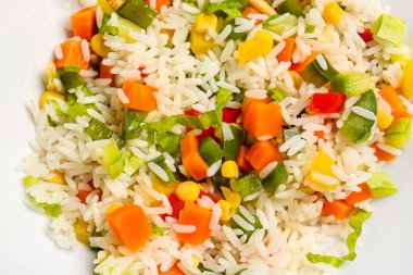 Sebzeli lezzetli pirinç salatası, yakın plan.