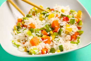 Renkli sebzeli lezzetli pirinç salatası.