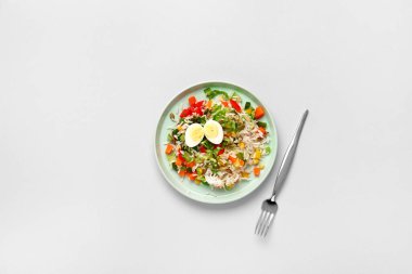 Hafif arka planda sebzeli lezzetli pirinç salatası.