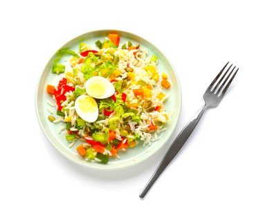 Hafif arka planda sebzeli lezzetli pirinç salatası.