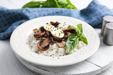 Sebzeli lezzetli pirinç salatası, yakın plan.