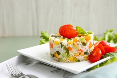 Hafif arka planda sebzeli lezzetli pirinç salatası.