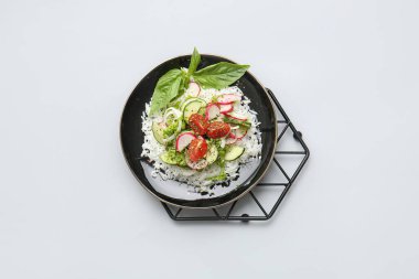 Hafif arka planda sebzeli lezzetli pirinç salatası.