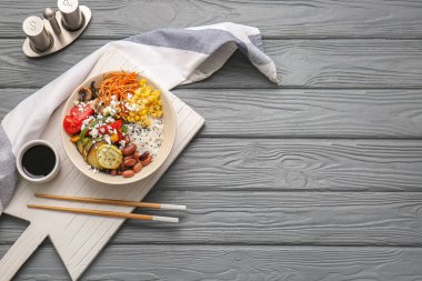 Koyu ahşap arka planda sebzeli lezzetli pirinç salatası.