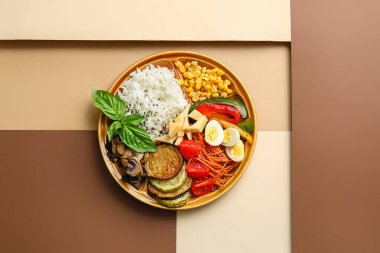 Renkli sebzeli lezzetli pirinç salatası.