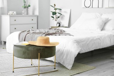 Modern şık yatak odasının içi.