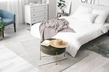 Modern şık yatak odasının içi.