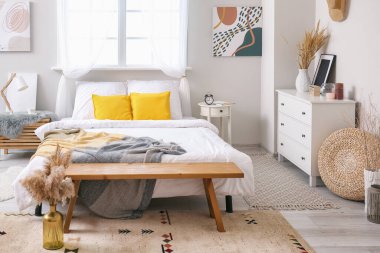 Modern şık yatak odasının içi.