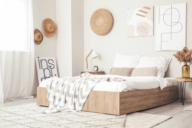 Modern şık yatak odasının içi.