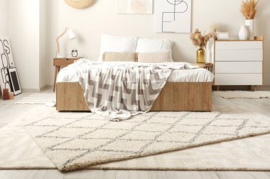 Modern şık yatak odasının içi.