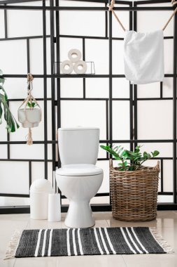 Modern tuvaletin şık bir iç mekanı.