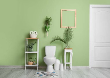 Modern tuvaletin şık bir iç mekanı.