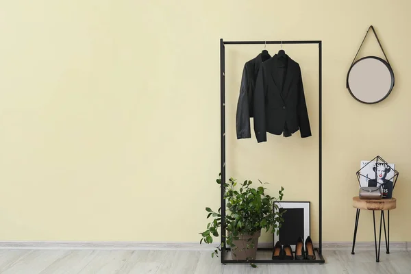 Snygg Interiör Modern Hall Med Bord Och Klädhängare — Stockfoto