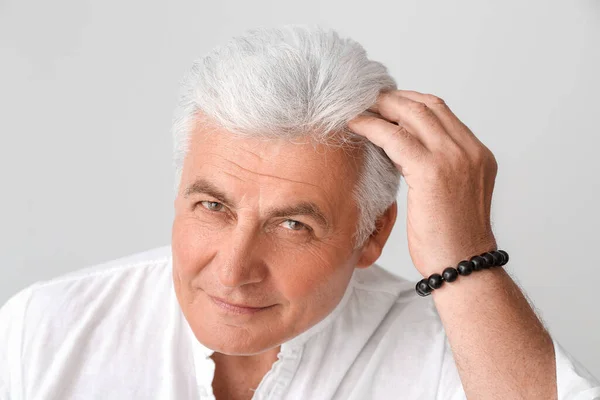 Elegante Hombre Mayor Con Pelo Gris Sobre Fondo Claro — Foto de Stock