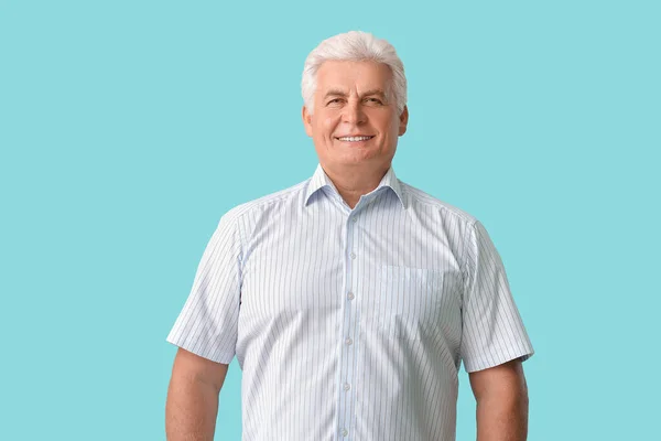 Snygg Senior Man Färg Bakgrund — Stockfoto