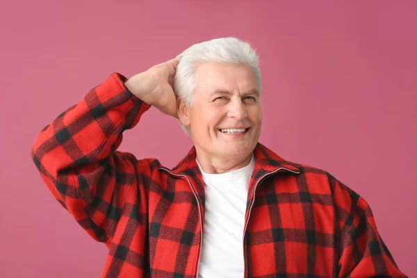 Snygg Senior Man Färg Bakgrund — Stockfoto