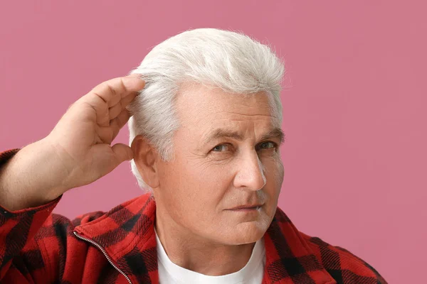 Stylový Senior Muž Šedými Vlasy Barevném Pozadí — Stock fotografie