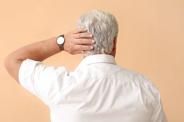 Stylový Senior Muž Šedými Vlasy Barevném Pozadí Pohled Zezadu — Stock fotografie