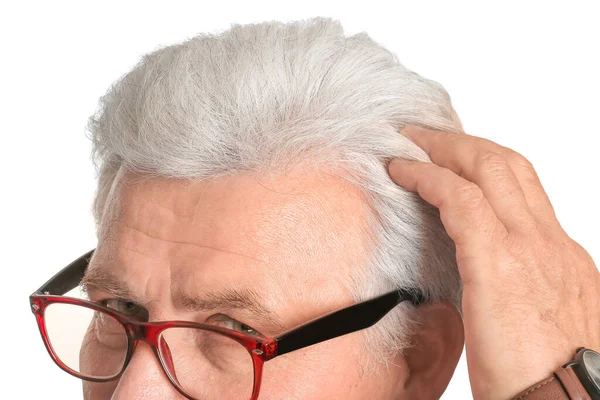 Старший Мужчина Седыми Волосами Белом Фоне Крупным Планом — стоковое фото
