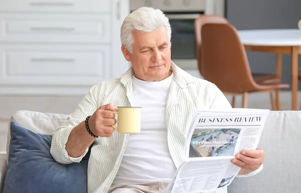 Senior Die Thuis Kranten Leest — Stockfoto