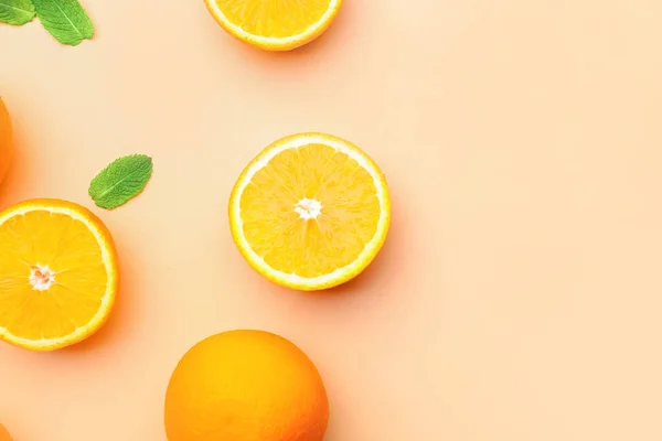 Fruit Orange Juteux Avec Menthe Sur Fond Couleur — Photo